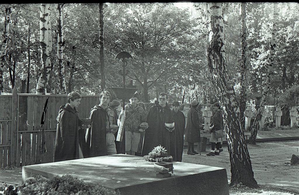 Plik:1983 1-2 X Odsłonięcie pomnika Małego Powstańca. Szarotka019 fot. J.Kaszuba.jpg