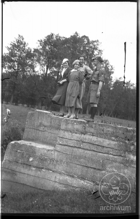 Plik:1938-06-5-6 Opatowek wycieczka Zielone Swiatki 03.jpg