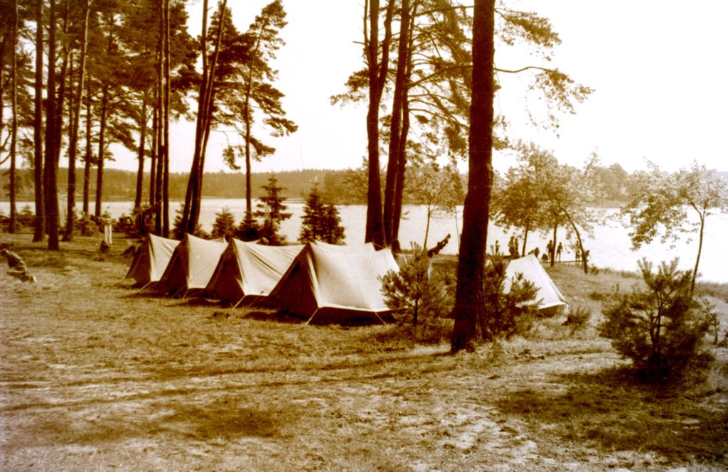 Plik:1956-60 Obóz harcerzy z Gdyni. Watra038 fot. Z.Żochowski.jpg