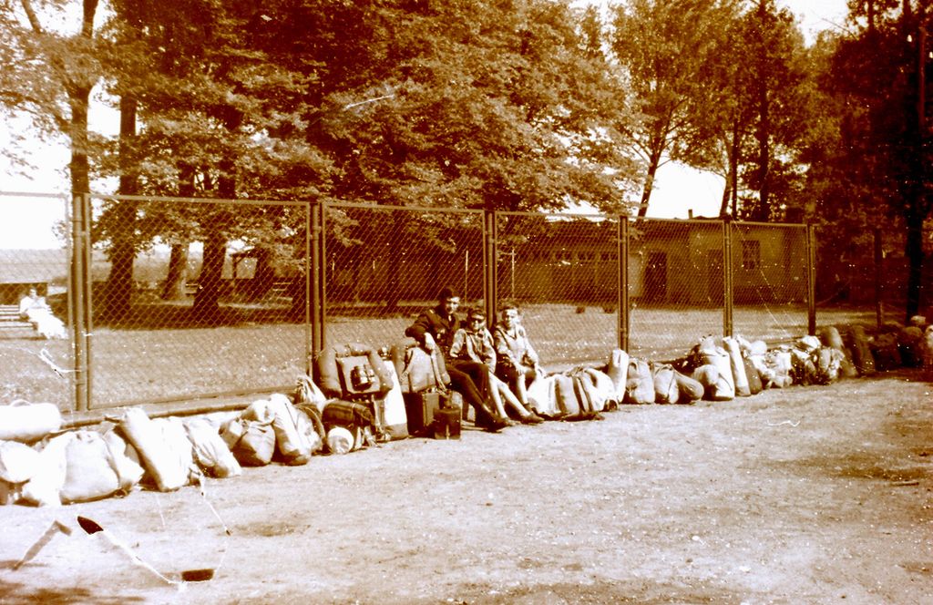 Plik:1966-69 Obóz wędrowny Wyspa Wolin, Szczecin. Watra 045 fot. Z.Żochowski.jpg