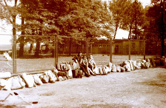 1966-69 Obóz wędrowny Wyspa Wolin, Szczecin. Watra 045 fot. Z.Żochowski.jpg