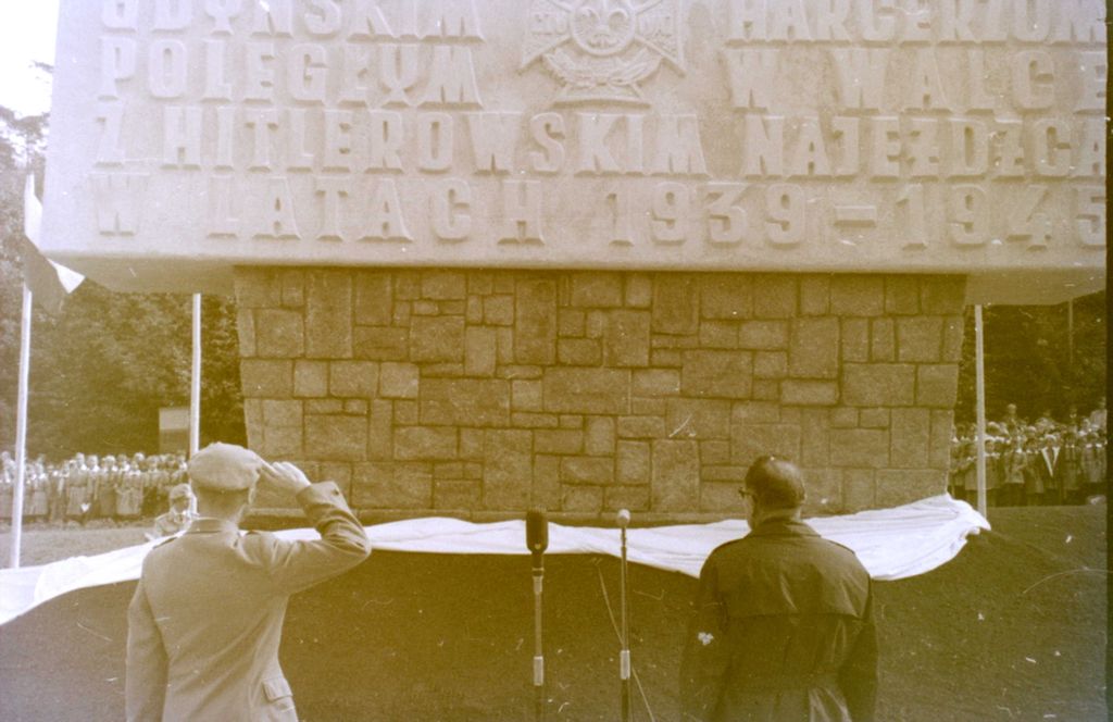 Plik:1966 Odsłonięcie pomnika harcerzy w Gdyni. Watra 020 fot. Z.Żochowski.jpg