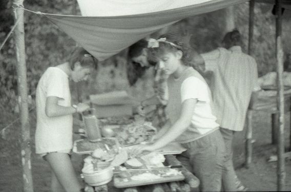 1985-07 08 Jez.Białe k. Machar Szarotka obóz stały Buchtowisko 112 fot. J.Kaszuba.jpg