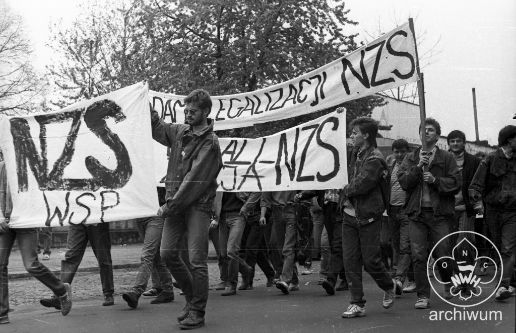 Plik:1989-04 Opole manifestacja NZS 008.jpg