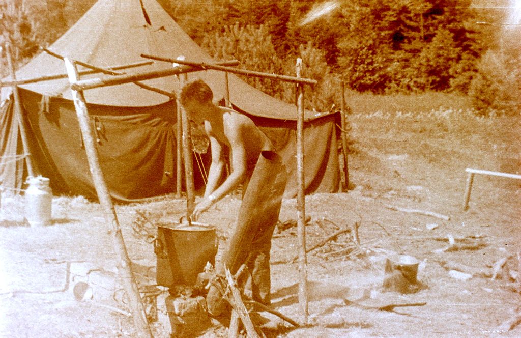 Plik:1957-58 Obóz stały w Bieszczadach. Watra 100 fot. Z.Żochowski.jpg