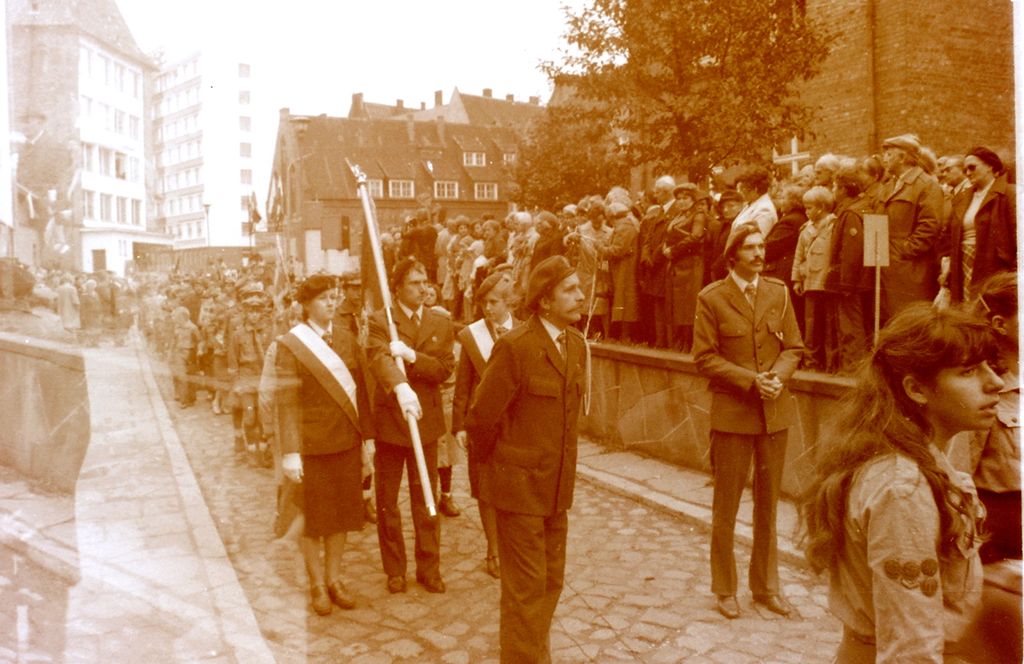 Plik:1981 Odsłonięcie tablicy na Domu Harcerza w Gdańsku. Watra 010 fot. Z.Żochowski.jpg