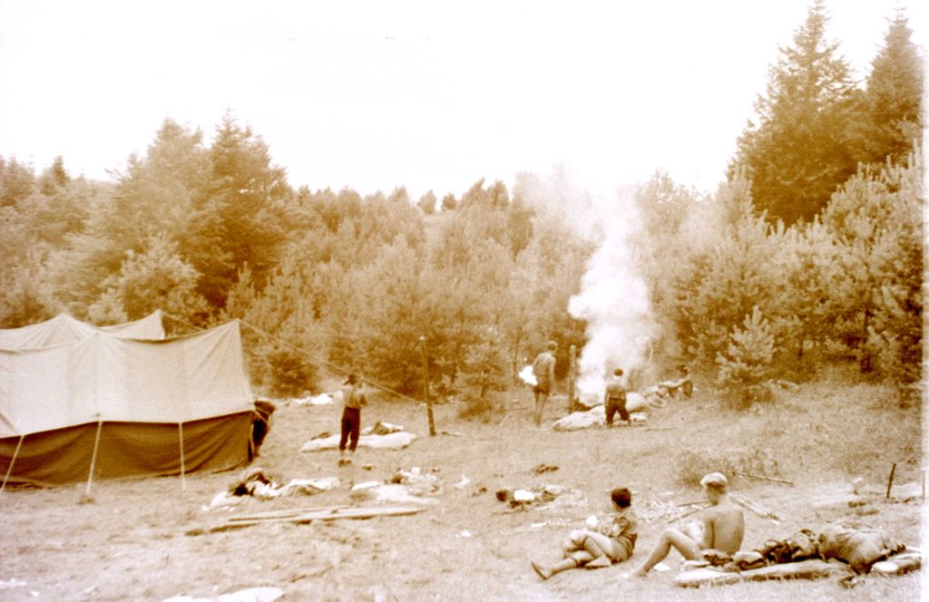 Plik:1957-58 Obóz stały w Bieszczadach. Watra 013 fot. Z.Żochowski.jpg