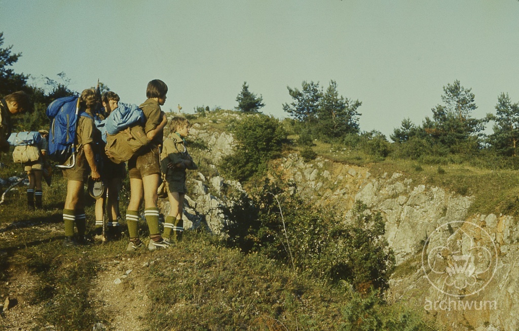 Plik:1982 Obóz kręgu ZAWISZA z Lublina Schron, Bor i Starówka Wierna Rzeka 002.jpg