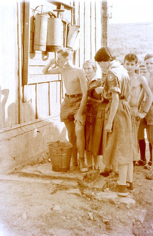 Plik:1956-60 Obóz wędrowny. Bieszczady. 2 GDH Watra 007 fot. Z.Żochowski.jpg