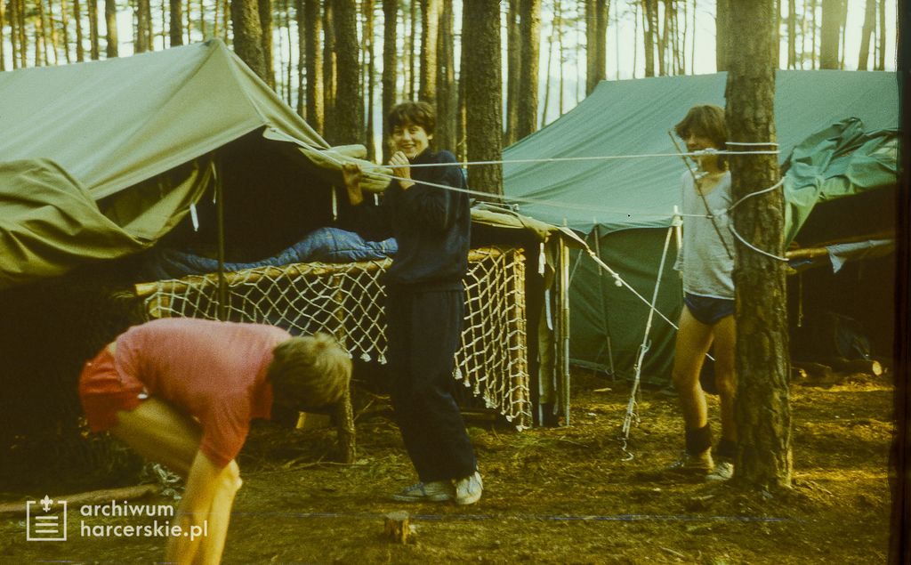 Plik:1986-07 Miały. Puszcza Notecka. Obóz Rezerwat. Szarotka 029 fot. J.Kaszuba.jpg