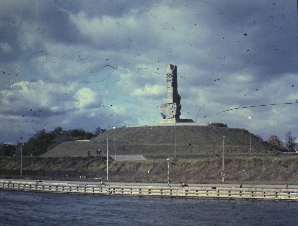 Plik:1972 Westerplatte. Sztandar dla Szczepu SP 30. Watra 004 fot. Z.Żochowski.jpg