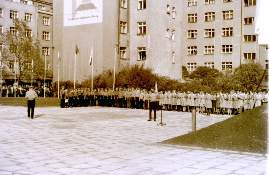 Plik:1966 Odsłonięcie pomnika harcerzy w Gdyni. Watra 052 fot. Z.Żochowski.jpg