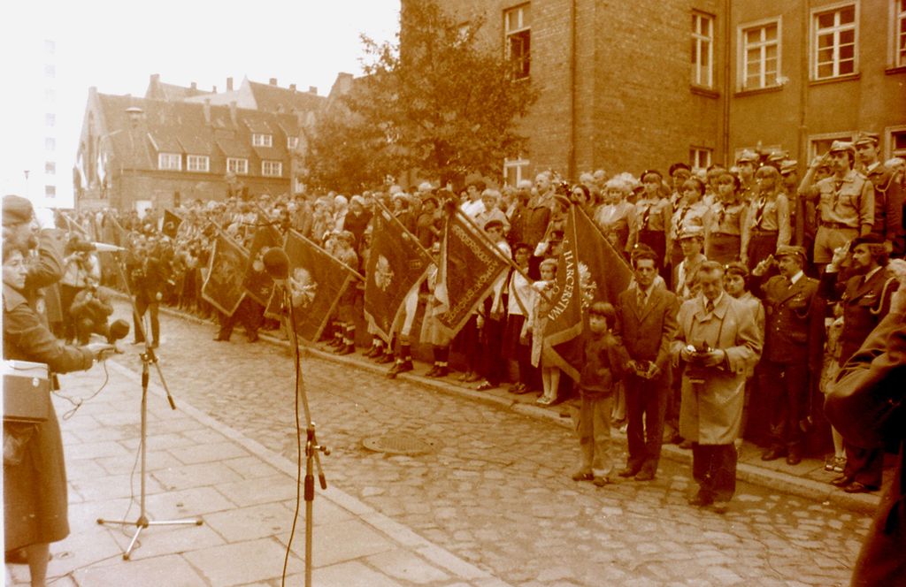 Plik:1981 Odsłonięcie tablicy na Domu Harcerza w Gdańsku. Watra 045 fot. Z.Żochowski.jpg