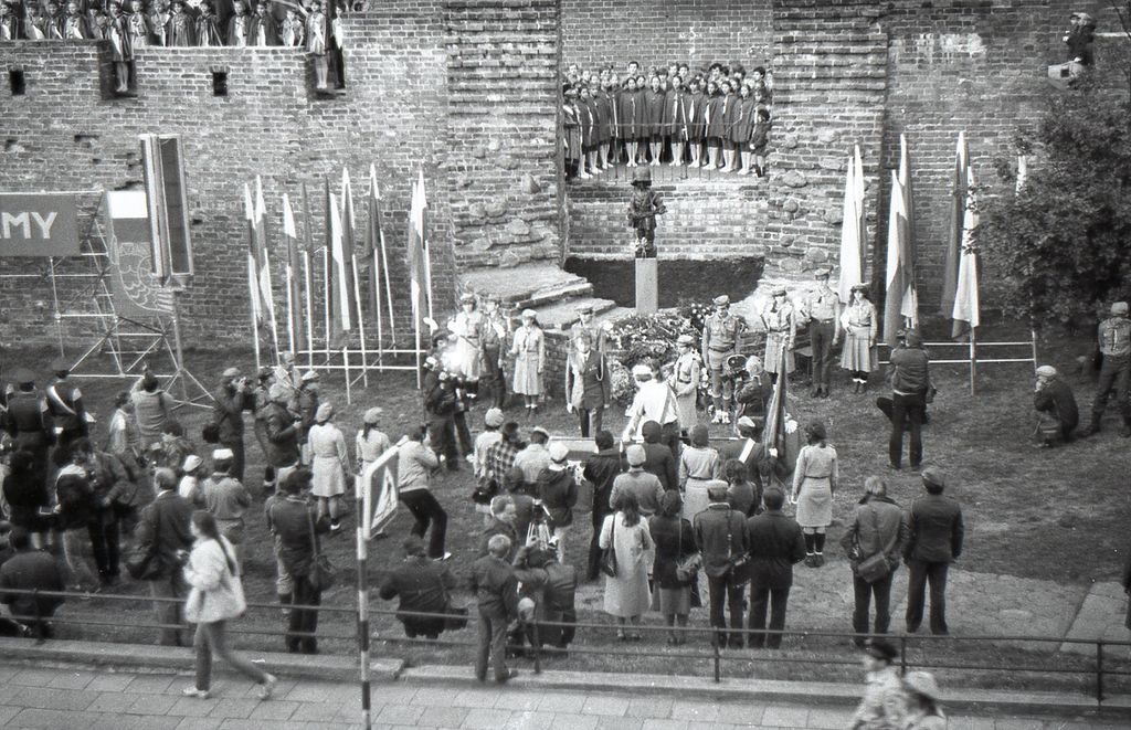 Plik:1983 1-2 X Odsłonięcie pomnika Małego Powstańca. Szarotka008 fot. J.Kaszuba.jpg