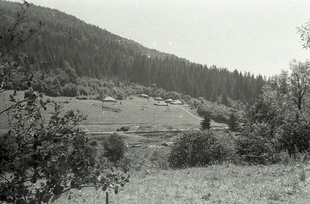 Plik:1956-60 Obóz wędrowny. Bieszczady. 2 GDH Watra 057 fot. Z.Żochowski.jpg