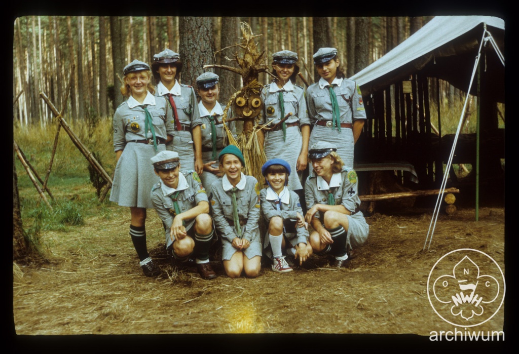 Plik:1985-08 Jez. Dłużek k. Jedwabna - Obóz Szczepu Puszcza z Niepołomic 005.jpg