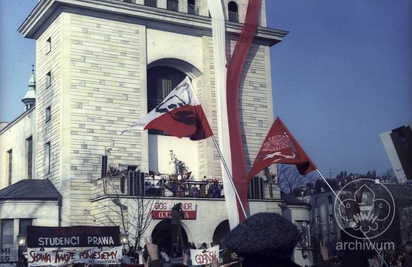 1984-11 Warszawa pogrzeb ks. Jerzego Popiełuszki Szczep Puszcza 030.jpg