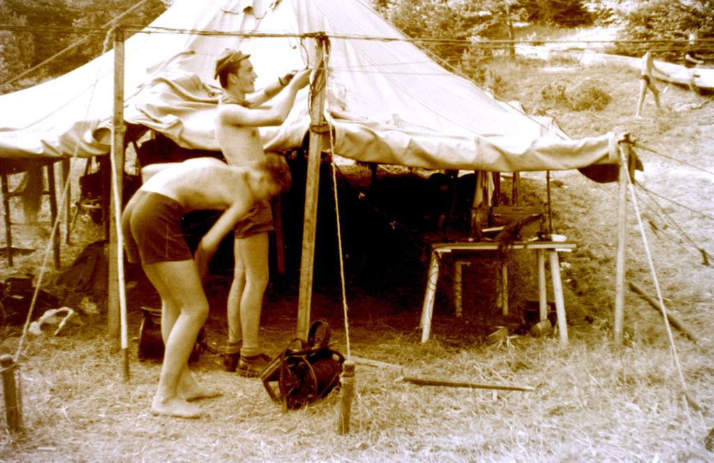 Plik:1957-58 Obóz stały w Bieszczadach. Watra 039 fot. Z.Żochowski.jpg
