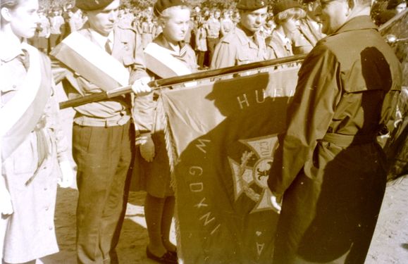 1966 Odsłonięcie pomnika harcerzy w Gdyni. Watra 029 fot. Z.Żochowski.jpg