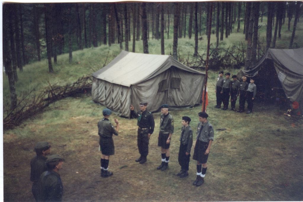 Plik:2001 Trzebuń. Obóz stały 95 GDH. Szarotka005 fot. P. i J. Ojowscy.jpg