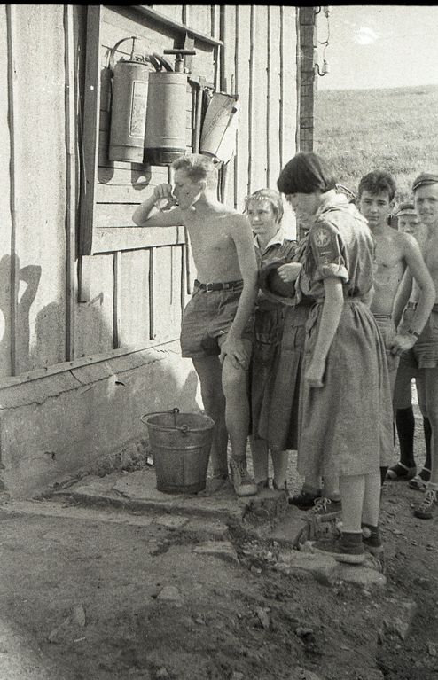 Plik:1956-60 Obóz wędrowny. Bieszczady. 2 GDH Watra 042 fot. Z.Żochowski.jpg