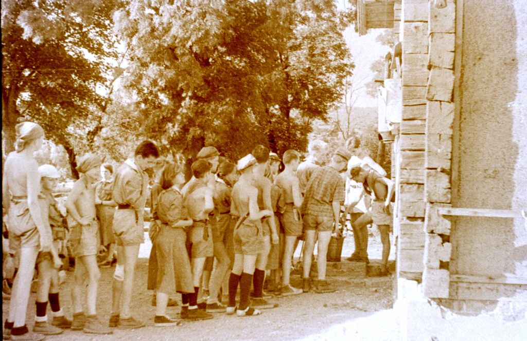 Plik:1956-60 Obóz wędrowny. Bieszczady. 2 GDH Watra 006 fot. Z.Żochowski.jpg