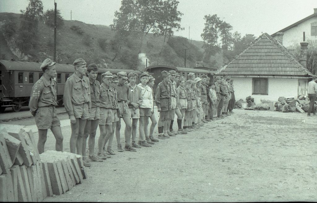 Plik:1957-58 Obóz stały w Bieszczadach. Watra 176 fot. Z.Żochowski.jpg