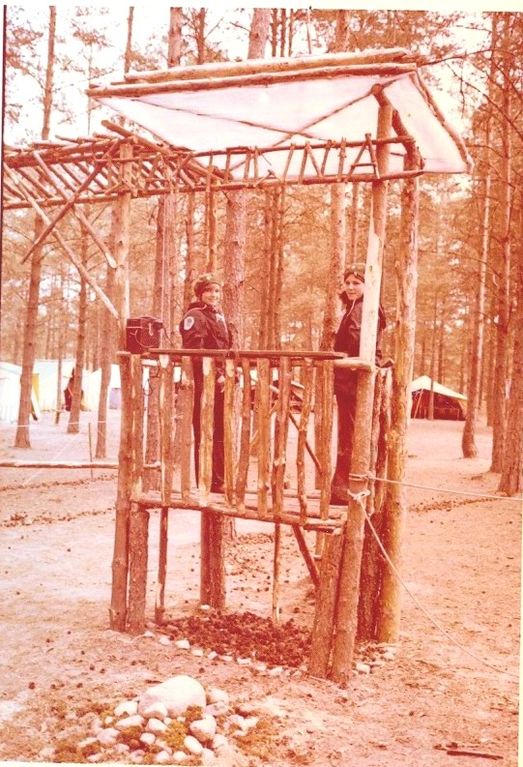 Plik:1977 Miedzno. Obóz stały Szczepu SP 10 Gdynia. 22 GDH009 fot. D.Zabrocki.jpg