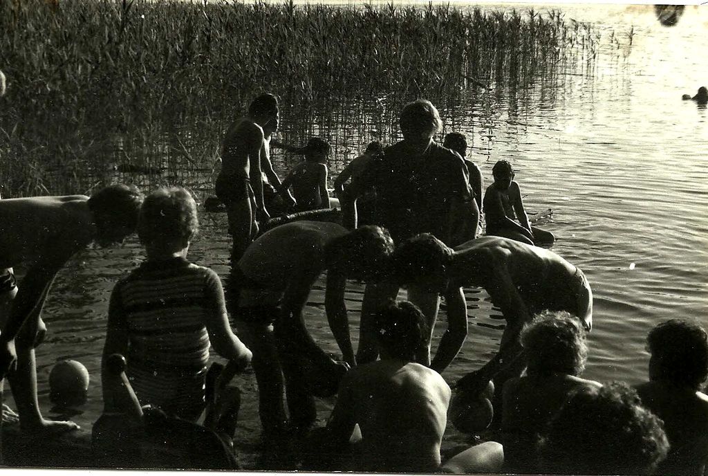 Plik:1987-07 Sąpy. jez.Jeziorak. Obóz Gniazdo. Szarotka 096 fot. J.Kaszuba.jpg