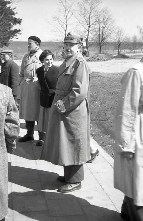 Plik:1957 Józef Grzesiak Czarny w Gdyni. Watra 004 fot. Z.Żochowski.jpg