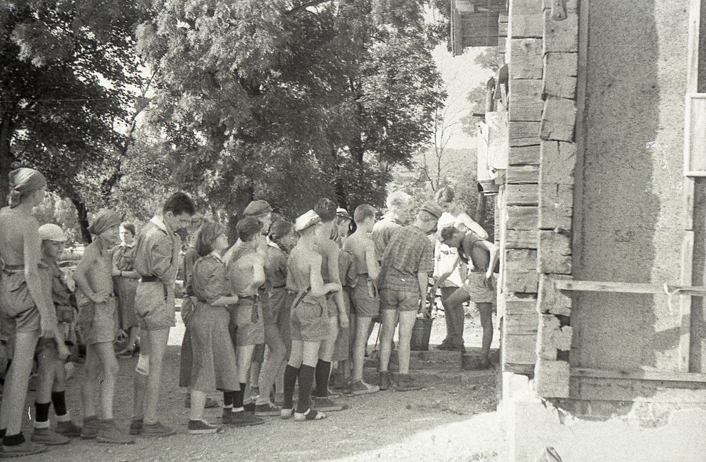 Plik:1956-60 Obóz wędrowny. Bieszczady. 2 GDH Watra 041 fot. Z.Żochowski.jpg