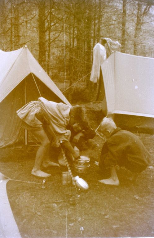 Plik:1956-60 Obóz harcerzy z Gdyni. Watra018 fot. Z.Żochowski.jpg