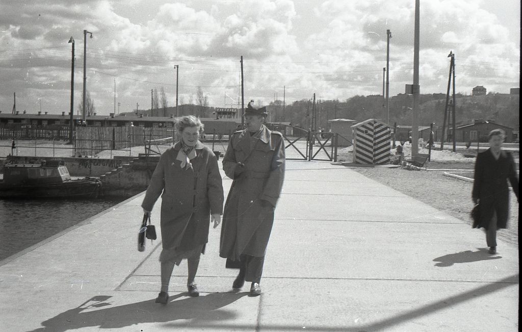 Plik:1957 Józef Grzesiak Czarny w Gdyni. Watra 007 fot. Z.Żochowski.jpg