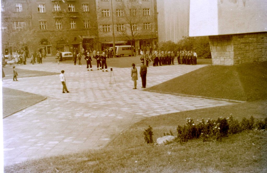 Plik:1966 Odsłonięcie pomnika harcerzy w Gdyni. Watra 044 fot. Z.Żochowski.jpg