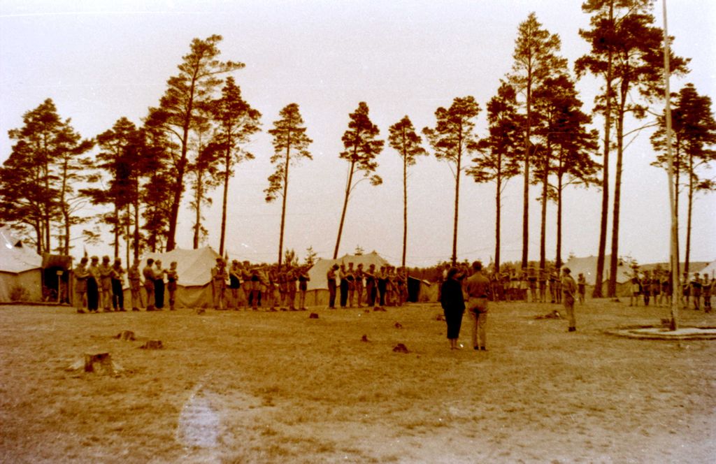 Plik:1956-60 Obóz harcerzy z Gdyni. Watra051 fot. Z.Żochowski.jpg