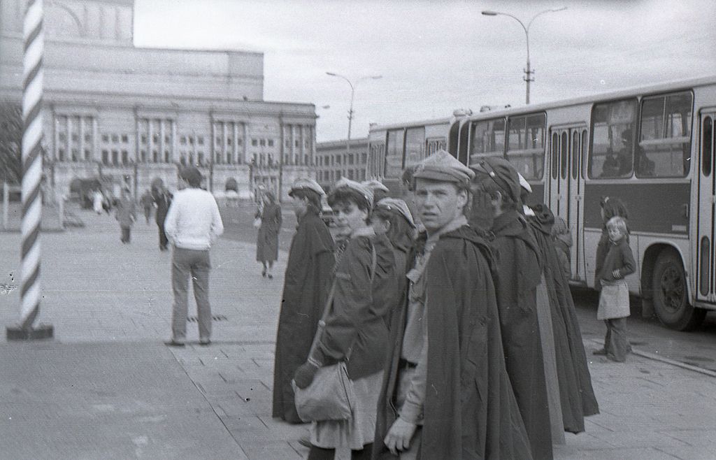 Plik:1983 1-2 X Odsłonięcie pomnika Małego Powstańca. Szarotka031 fot. J.Kaszuba.jpg