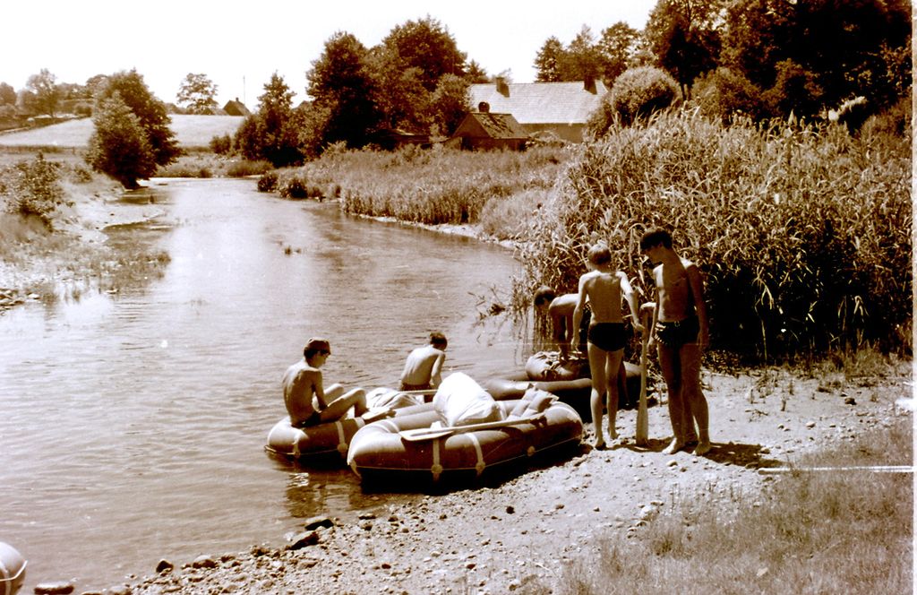 Plik:1968 Radunia. Spływ pontonowy. Watra 011 fot. Z.Żochowski.jpg