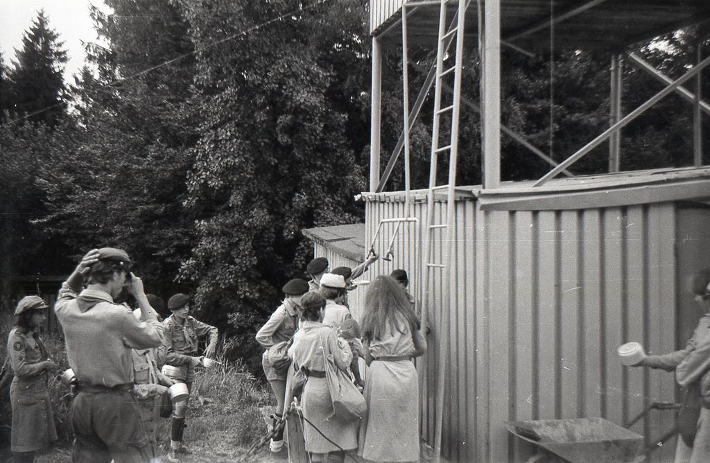 Plik:1983 Lipowa Zimnik. Obóz Puszcza II. Szarotka100 fot. J.Kaszuba.jpg