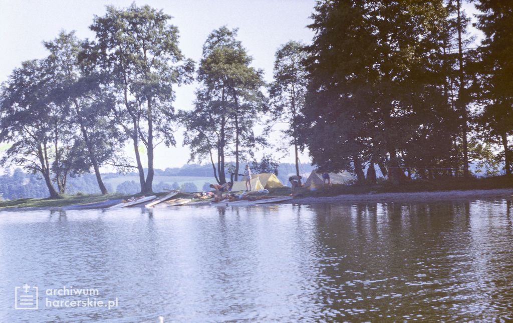 Plik:1985-08 Spływ kajakowy Kółkiem Raduńskim. Szarotka 090 fot. J.Kaszuba.jpg