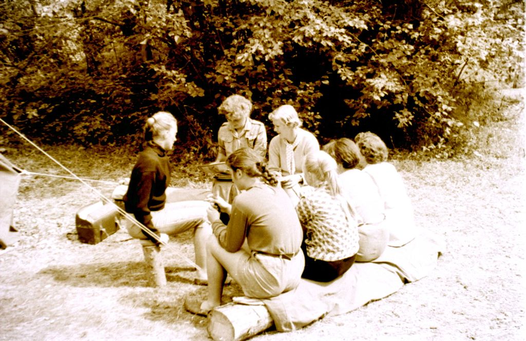 Plik:1957-58 Obóz stały w Bieszczadach. Watra 002 fot. Z.Żochowski.jpg