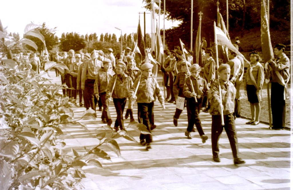 Plik:1966 Odsłonięcie pomnika harcerzy w Gdyni. Watra 001 fot. Z.Żochowski.jpg