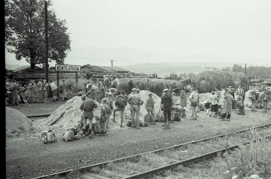 Plik:1957-58 Obóz stały w Bieszczadach. Watra 172 fot. Z.Żochowski.jpg