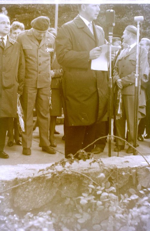 Plik:1966 Odsłonięcie pomnika harcerzy w Gdyni. Watra 072 fot. Z.Żochowski.jpg