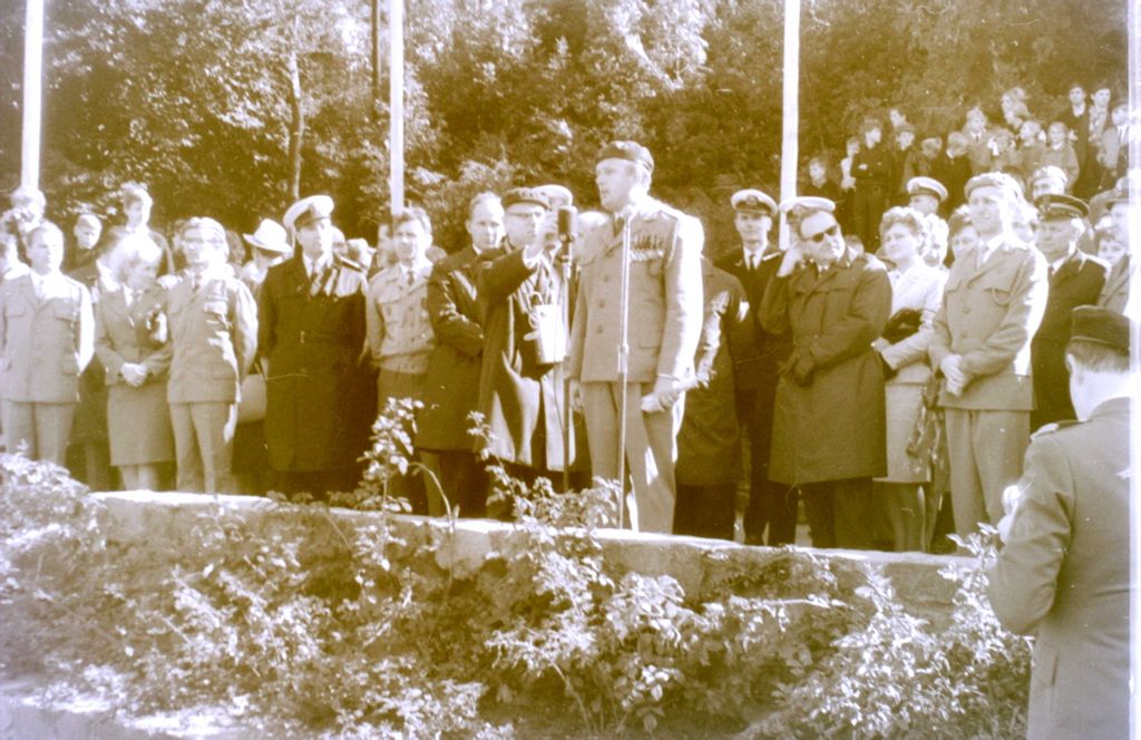 Plik:1966 Odsłonięcie pomnika harcerzy w Gdyni. Watra 079 fot. Z.Żochowski.jpg