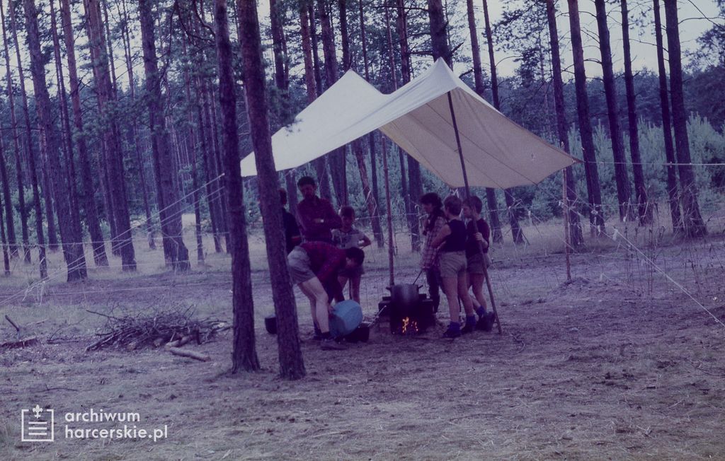 Plik:1984-07 08 Wycinki Duże Szarotka obóz stały Bór fot.J.Kaszuba 049.jpg