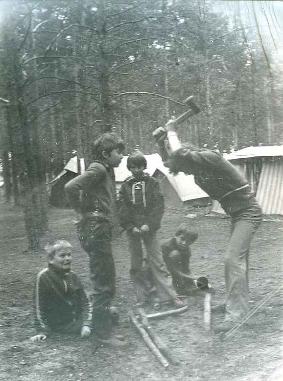 Plik:1977 Miedzno. Obóz stały Szczepu SP 10 Gdynia. 22 GDH004 fot. D.Zabrocki.jpg
