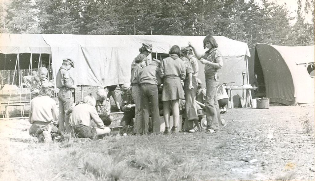 Plik:1977 Miedzno. Obóz stały Szczepu SP 10 Gdynia. 22 GDH034 fot. D.Zabrocki.jpg
