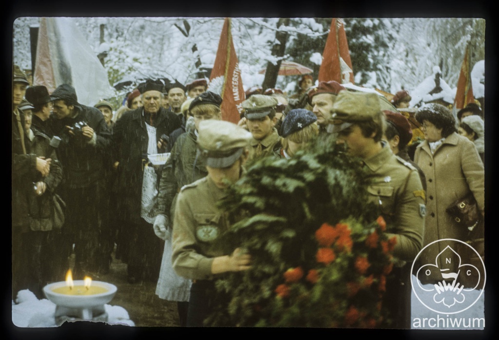 Plik:1981-10-24 Zakopane odsloniecie pomnika Andrzeja i Olgi Malkowskich 033.jpg