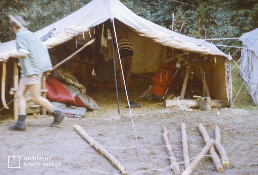 Plik:1985-07 08 Jez.Białe k. Machar Szarotka obóz stały Buchtowisko fot.J.Kaszuba 080.jpg