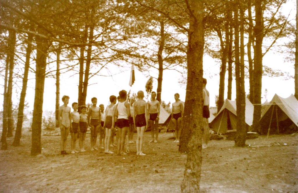 Plik:1956-60 Obóz harcerzy z Gdyni. Watra048 fot. Z.Żochowski.jpg
